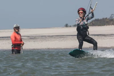 Impara il kitesurf a punta chame con istruttori certificati. laguna piatta, vento costante e tutta l’attrezzatura inclusa. lezioni sicure e divertenti per principianti.