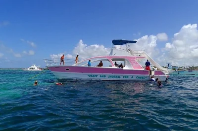Parti da playa bavaro su un party boat a punta cana con snorkeling, scivolo d’acqua, open bar e spiedini di pollo alla griglia. include pick-up e equipaggio locale.