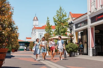 Parndorf designer outlet: shopping di lusso con navetta comoda da vienna. ritorno incluso, tempo libero per lo shopping e servizi per famiglie.