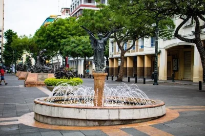 Explorez guayaquil à pied — découvrez le parque de las iguanas, le malecón 2000, les places historiques et les musées. guide local, déjeuner et histoires de la ville inclus.