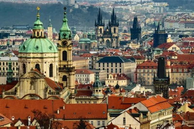 Viaja de salzburgo a praga con conductor privado, recogida en hotel y hasta 4 horas para explorar lugares como cesky krumlov o hluboka. reserva ya.