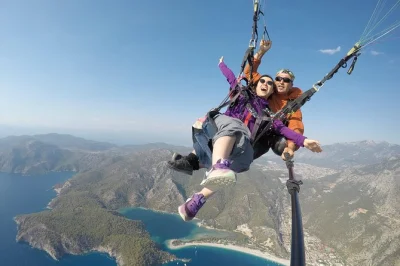 Disfruta del parapente en oludeniz desde la montaña babadağ. reserva tu vuelo tándem en fethiye y maravíllate con las vistas de la laguna azul. equipo y traslados incluidos.