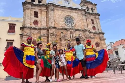 Erkunde cartagenas historische gassen, besuche das castillo san felipe und genieße kokoslimonade mit einem lokalen guide. inkl. privatem transport und eintritt.