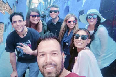 Scopri le vie blu di chefchaouen, visita la cascata ras el-maa e goditi i panorami sulle montagne del rif in un’escursione da fez. include pick-up, autista e tempo libero per esplorare.