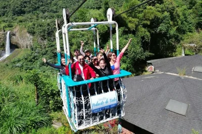 Descubre la laguna de quilotoa, el columpio en la casa del Árbol y las cascadas de baños con guía local. transporte y entradas incluidas.