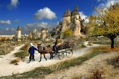 Vola da istanbul per un tour di un’intera giornata in cappadocia. esplora il museo all’aperto di göreme, il castello di uchisar, la ceramica di avanos e le valli uniche. trasferimento dall’hote