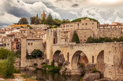 Wander besalú at your pace with a multilingual audio guide app, geolocated maps, and customizable routes. includes all main sights and easy navigation.
