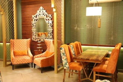 Erlebe ein traditionelles rajasthani-dinner im govindam retreat und genieße anschließend die stimmungsvolle nacht-arti im govind dev ji tempel in jaipur. inklusive privatem transport.