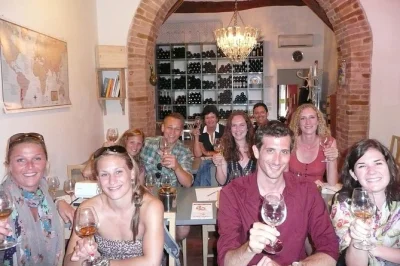 Participe de uma aula de vinho em grupo pequeno em florença para provar chianti e brunello, aprender com um especialista local e saborear queijos, embutidos e azeite. reserve já.