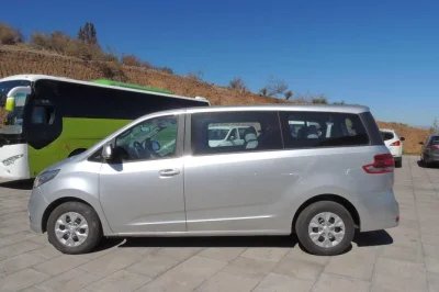 Transfert privé de san antonio à santiago, hôtel ou aéroport, avec chauffeur local sympa et minivan climatisé. prise en charge incluse, sans frais cachés.