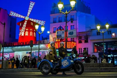 Scopri parigi di notte a bordo di un sidecar d’epoca con una guida locale. include pick-up in hotel, sosta con champagne alla torre eiffel e pause per foto. prenota ora.