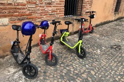 Scopri santo domingo in scooter elettrico nella zona coloniale, visita le grotte di los tres ojos e gusta un pranzo dominicano autentico. guida e acqua inclusi.