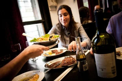 Descubre las mejores parrillas de palermo en buenos aires con guía local, tres paradas, carne argentina, vino y postre. reserva ya y vive un sabor auténtico.
