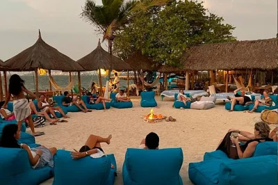 Erlebe einen ganzen tag auf tierra bomba mit yoga, meditation, massage und einer kakao-feuer-zeremonie. inklusive privatem bootstransfer und mittagessen-guthaben. jetzt buchen.