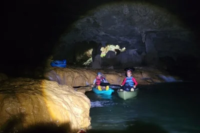 Explora en kayak el sistema de cuevas de belice de 7 millas con guía local, almuerzo incluido y todo el equipo. observa fauna, navega rápidos suaves y nada en aguas cristalinas.