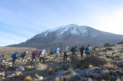 Scala il kilimanjaro attraverso il percorso machame con guide esperte. trek di 7 giorni, tutte le tasse, trasferimenti e alloggio inclusi. raggiungi in sicurezza la vetta uhuru peak.