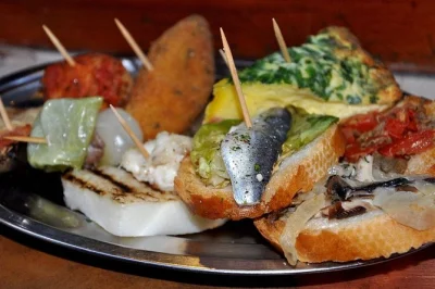 Tour privado de comida e vinho em veneza com degustação de cicheti, paradas em bacari locais e visita gratuita à fábrica de vidro de murano. experiência veneziana autêntica.