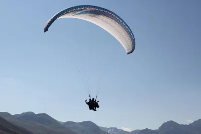 Fly tandem over davos from jakobshorn. paragliding adventure with pro pilot, 1000m descent, no experience needed. book your swiss alps flight now.