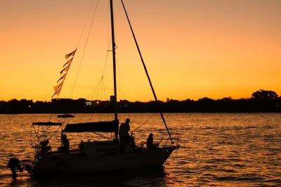 Disfruta buenos aires desde el río luján en un paseo privado en velero con guía local, tango, mate, choripán y vino argentino. reserva ya.