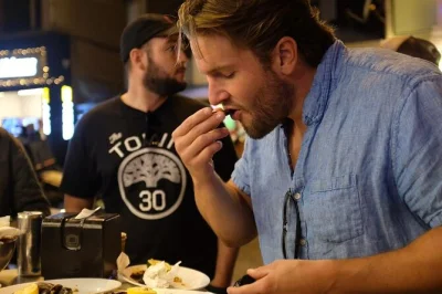 Scopri i migliori street food di istanbul tra sponda europea e asiatica, con traghetto incluso, guida locale e degustazioni. prenota ora per un’esperienza autentica.