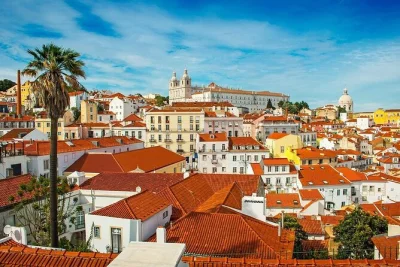 Explore alfama em lisboa de tuk tuk, descubra ruas escondidas, visite o panteão nacional e os melhores mirantes. guia local e wifi a bordo inclusos.