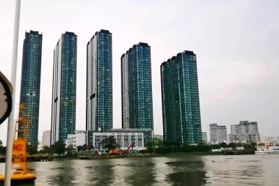 Viva a noite de saigon a bordo de um luxuoso barco rápido. veja as luzes da cidade, a vida à beira do rio, pontes e desfrute do café vietnamita. inclui jantar e traslado do hotel.