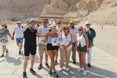Viaja desde hurghada a luxor en un tour en grupo pequeño por karnak, el templo de luxor y el valle de los reyes. incluye recogida en hotel, almuerzo y guía local.