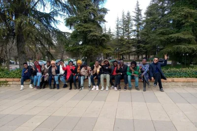 Scopri un’escursione privata da fez alle montagne del medio atlante, con visita a imouzzer e ifrane. include pick-up in hotel, guida locale e trasporto.