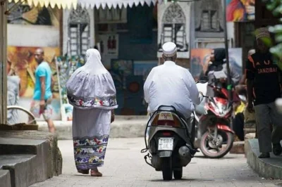 Scopri zanzibar in un giorno—passeggiata a stone town, visita a una piantagione di spezie e incontro con le tartarughe giganti di prison island. trasporto privato incluso.