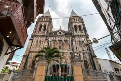 Esplora stone town a zanzibar con un tour guidato privato di 2 ore. visita l’old fort, il mercato darajani, la casa di freddie mercury e molto altro. prenota ora la tua passeggiata in città.