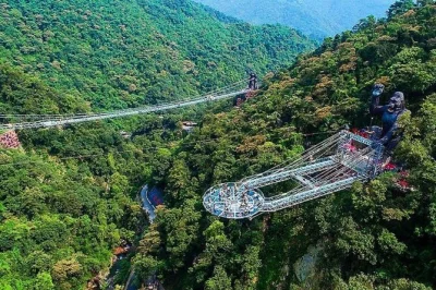 Erlebe die glasbrücke in der gulong-schlucht, bewundere wasserfälle und erkunde den unterirdischen fluss in der jinlong-höhle – private tagestour ab guangzhou mit abholung & mittagessen.