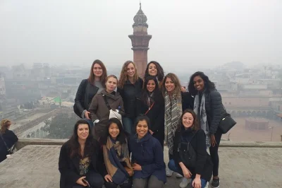 Scopri chandni chowk a old delhi con una guida locale, assaggia cibo di strada, visita il mercato delle spezie e gusta un masala chai su un terrazzo. prenota con pick-up incluso.