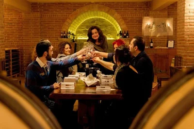 Descubra as ruínas antigas de nemea e deguste vinhos locais em uma excursão guiada de um dia saindo de nafplio. inclui visitas a vinícolas, degustações e taxas de entrada.