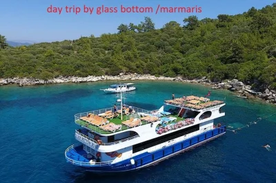 Entdecke marmaris schloss, schwimme in ruhigen buchten und beobachte das meeresleben vom glasbodenboot aus. inklusive mittagessen, sonnenliegen und lokalem guide. jetzt buchen!