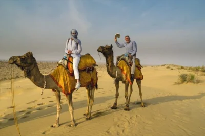 Partez en safari à dos de chameau de jaisalmer au mémorial de guerre de longewala, dormez sous un ciel étoilé du désert et rencontrez les chameliers locaux. dîner et petit-déjeuner inclus.