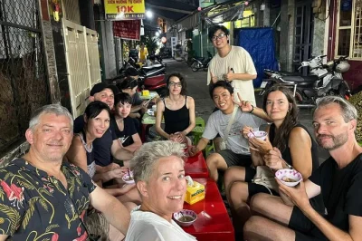 Explore ho chi minh de scooter, provando 10 pratos típicos com um guia local estudante. inclui transporte do hotel, comidas e bebidas. reserve já.