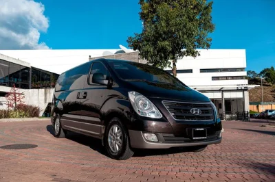 Guatemala city, aeroporto la aurora: transfer privato in minibus con aria condizionata, autista locale, ritiro in hotel o aeroporto, monitoraggio voli e acqua in bottiglia inclusi.