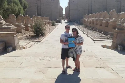 Découvrez les temples anciens de luxor, les tombes royales et une promenade en bateau sur le nil avec un guide égyptologue privé. transfert hôtel et déjeuner buffet inclus. réservez vite.