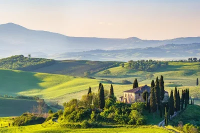 Découvrez montepulciano, montalcino et pienza lors d’une visite privée des vignobles toscans depuis rome. transfert hôtel, guide local, dégustations et déjeuner léger inclus. réservez vite.