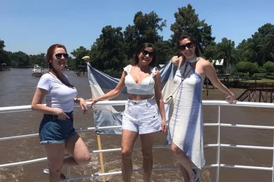 Descubre el norte de buenos aires, el estadio de river plate, un paseo por el delta del tigre y la boca con guía local. incluye traslado y degustación de vino argentino.