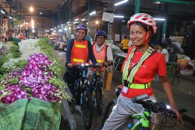 Pedale por bangkok à noite com guia local, jante comida tailandesa em thonburi, visite wat arun, wat pho, mercado de flores e chinatown. bicicleta e jantar inclusos.