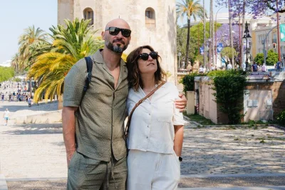 Explore as ruas antigas de sevilha com um fotógrafo local, visite santa cruz, a giralda e receba suas fotos editadas. reserve já uma experiência exclusiva.