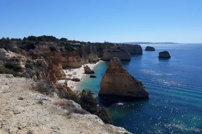 Descubre las cuevas de benagil desde albufeira en tuk tuk, con paradas en praia da marinha y miradores locales. incluye recogida en hotel, guía privado y fotos de recuerdo.