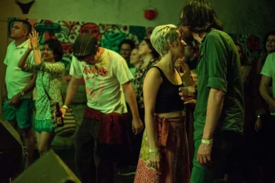 Erlebe medellíns innenstadt bei nacht mit einem lokalen guide, besuche historische bars, kulturelle orte und versteckte musik-locations. inklusive zwei bier.