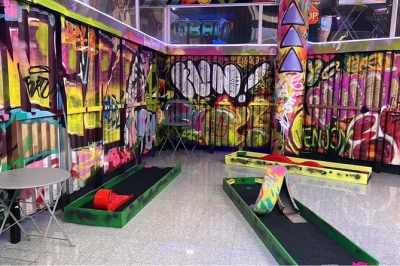 Scopri il mini golf indoor di porto con buche illuminate al neon, opere d’arte locali e un bar accogliente. include mazze, palline e tabellone—perfetto per gruppi o giornate di pioggia.