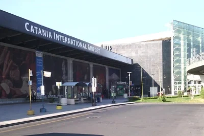 Transporte do aeroporto de catania até taormina ou vilarejos próximos com motorista local. inclui busca, carro com ar-condicionado e desembarque no hotel.