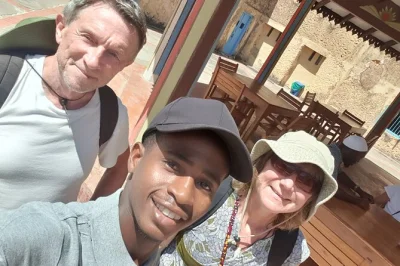 Scopri stone town a zanzibar con una guida locale, visita il vecchio mercato degli schiavi, la casa di freddie mercury e molto altro. include pick-up in hotel e ingressi.