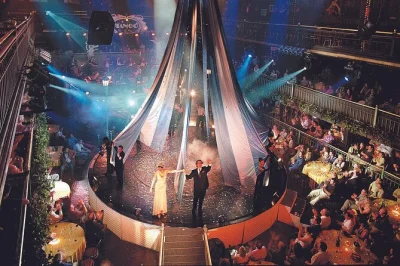 Vive una noche en buenos aires en señor tango con cena, vino de mendoza y tango en vivo. incluye traslados y guía local. reserva tu mesa ya.