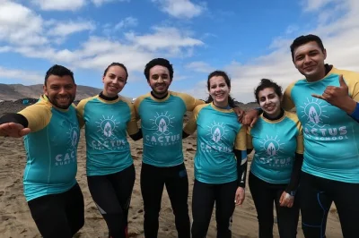 Surf a lanzarote con istruttore certificato. lezioni in piccoli gruppi o private, attrezzatura e trasporto inclusi. prenota subito la tua lezione di surf!
