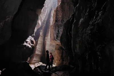 Amazonia vicino a puyo, trekking con guide shuar, esplora la caverna dei tayos e ascolta storie attorno al fuoco. include passeggiate nella giungla, ingresso alla grotta e pasti.